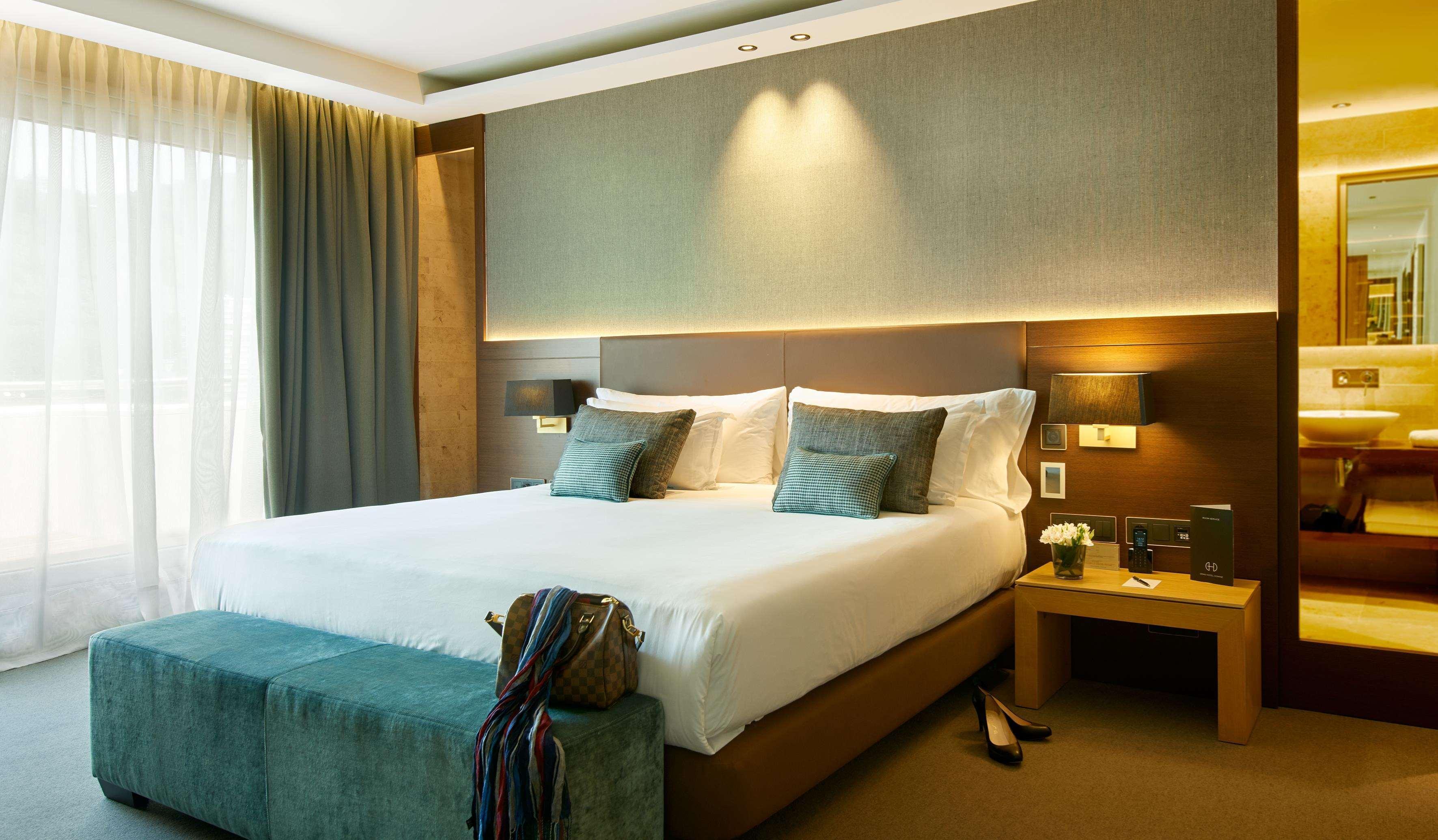 The Artist Grand Hotel Of Art Bilbao Exterior photo A bedroom at the hotel