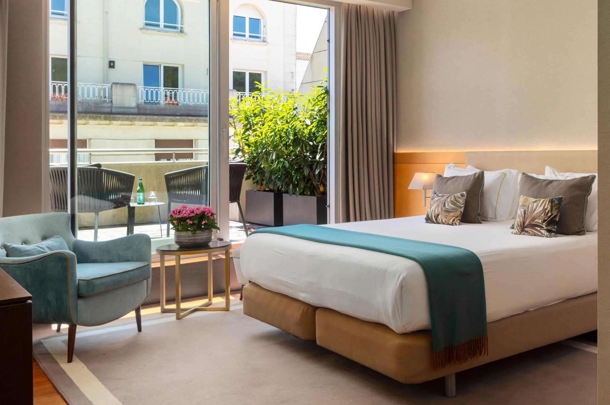 The Artist Grand Hotel Of Art Bilbao Exterior photo Deluxe Room