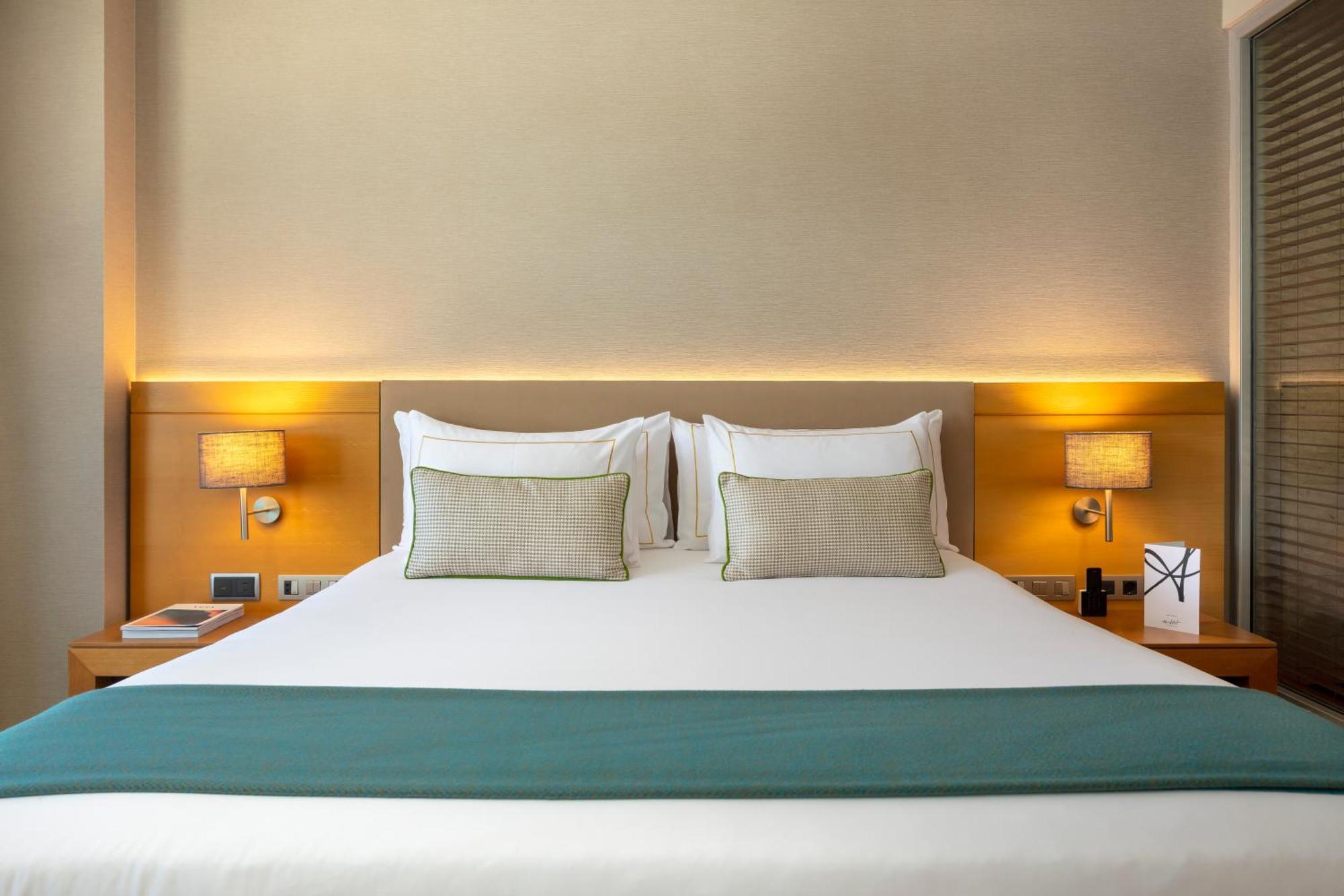 The Artist Grand Hotel Of Art Bilbao Exterior photo A bed