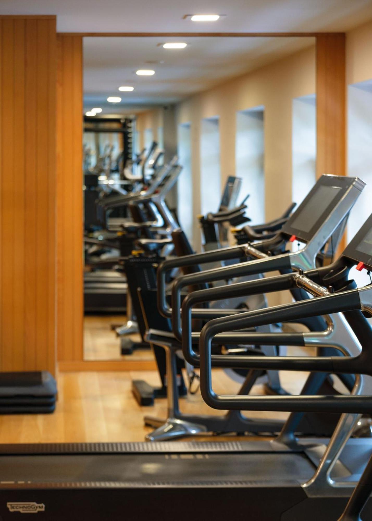 The Artist Grand Hotel Of Art Bilbao Exterior photo Treadmills in a gym