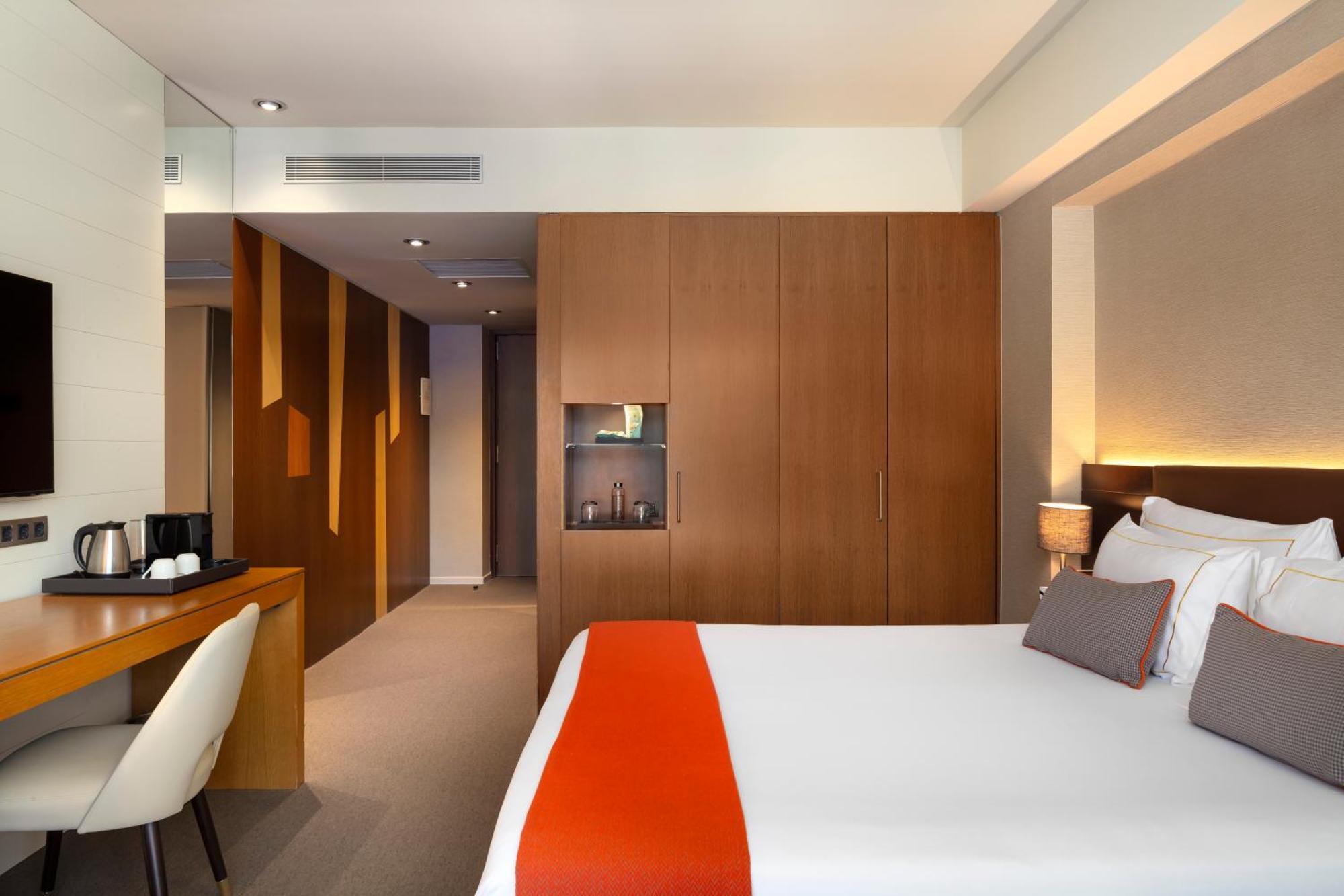 The Artist Grand Hotel Of Art Bilbao Exterior photo A room at the hotel