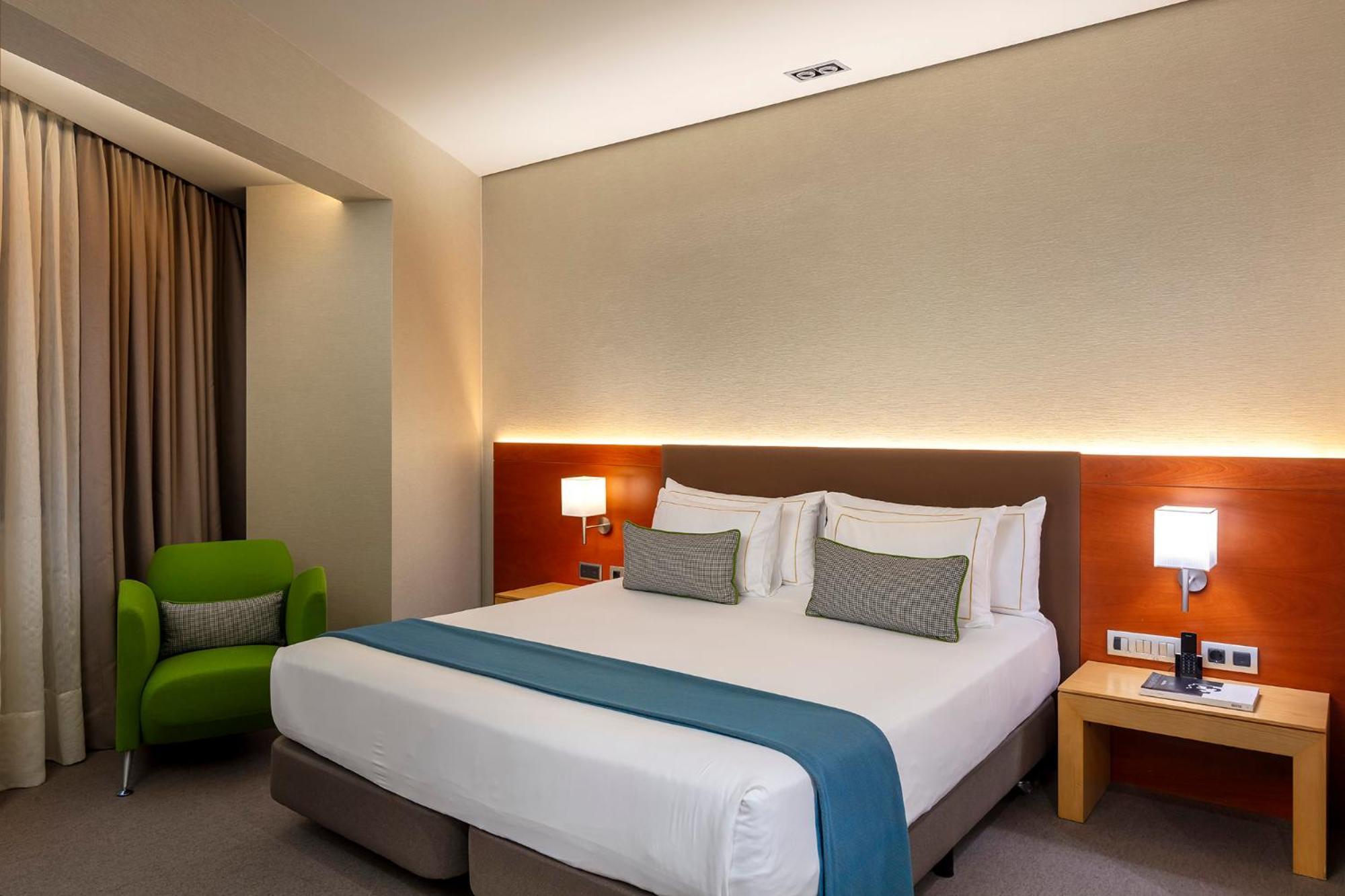 The Artist Grand Hotel Of Art Bilbao Exterior photo A room at the hotel