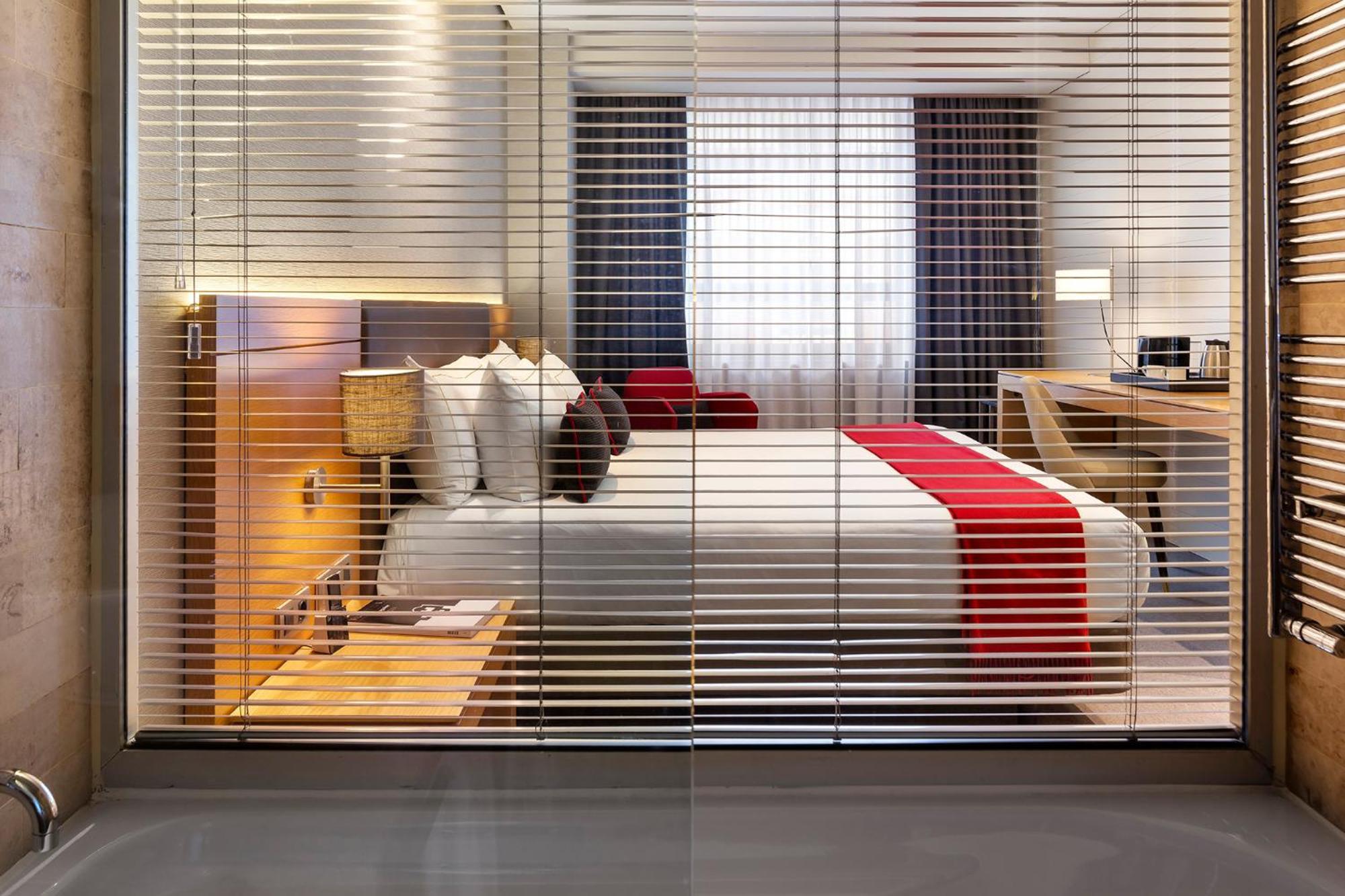 The Artist Grand Hotel Of Art Bilbao Exterior photo A room at the hotel