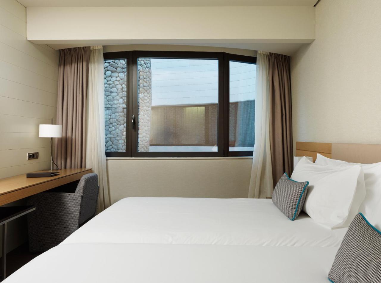 The Artist Grand Hotel Of Art Bilbao Exterior photo A room at the hotel